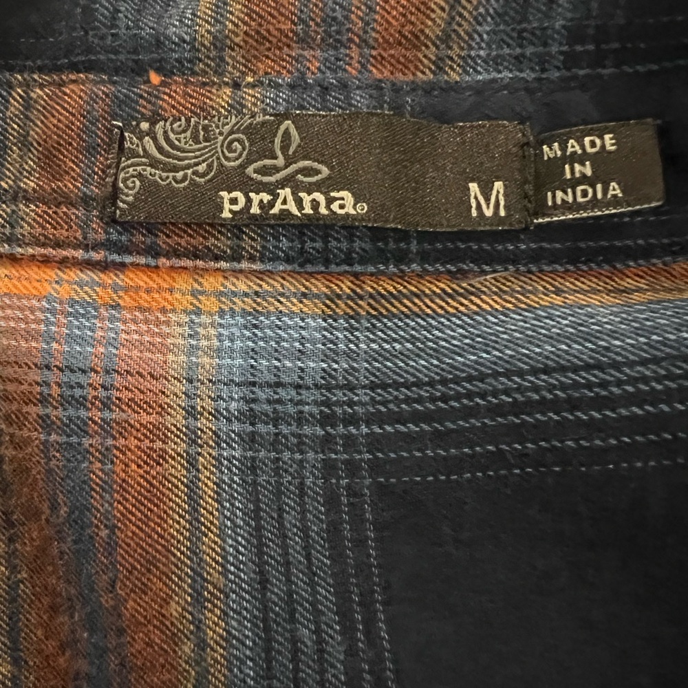 Prana Long Sleeve Button Down Flannel Shirt Navy and Rust Plaid Size M - Picture 4 of 9